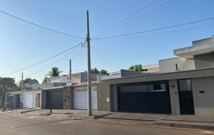 Pedido de luminária em poste instalado é ignorado pela Prefeitura há um ano