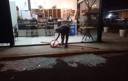 Vendaval causa danos em cafeteria em Araçatuba
