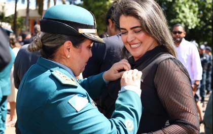 Delegada-Geral Adjunta do estado é homenageada com medalha da PM