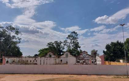Vento derruba fachada do prédio histórico do Centro Cultural Ferroviário