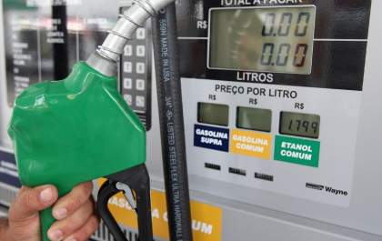 Petrobras anuncia nova redução no preço da gasolina a partir de terça-feira (21)