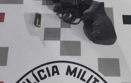 Polícia Militar prende homem acusado de porte ilegal de arma de fogo
