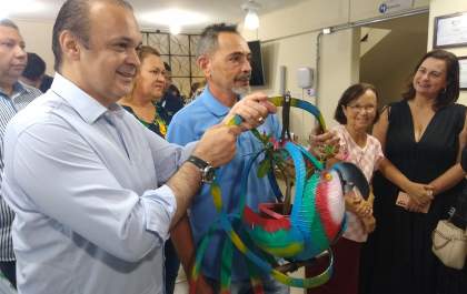 Artesão presenteia secretário de Turismo do Estado com arte de projeto de Araçatuba