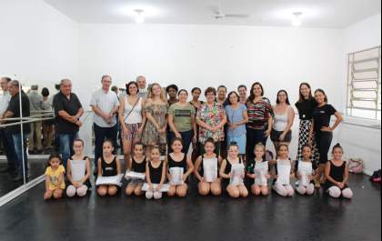 Secretaria de Cultura entrega kits de uniformes para alunos de dança