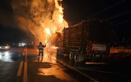 Incêndio em carreta de eucalipto congestiona a BR-262