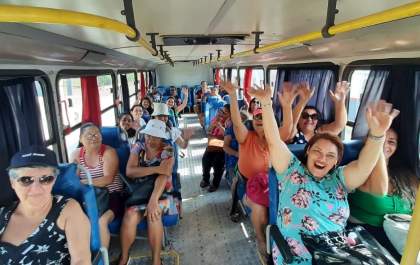 Grupo atendido pelo Cras do Jussara participa de atividades no Hot Planet