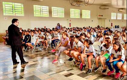 Alunos da rede pública de Auriflama participam de encontro com juiz