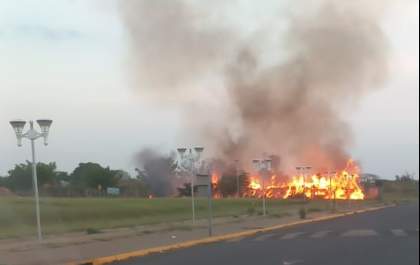 Incêndio em ecoponto em Guararapes causa preocupação em moradores