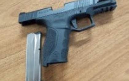 Mulher golpeia companheiro com tesoura para se defender de agressões
