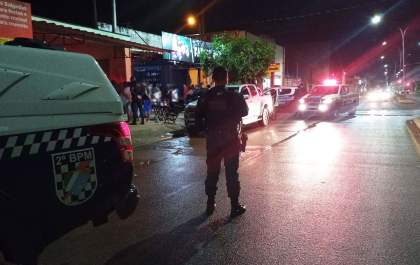 Operação reforça policiamento e abordagens na noite deste sábado