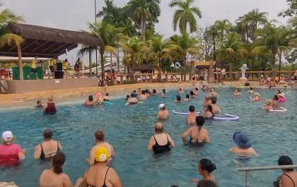 Secretaria de Assistência Social leva 120 pessoas a parque aquático&nbsp;