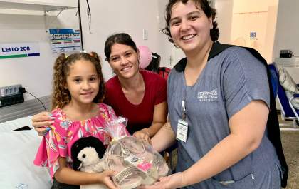 Pediatria da Santa Casa de Birigui entrega presentes de Dia das Crianças