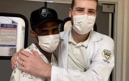 Paciente fica mais de 30 dias na UTI após infecção por fungo e volta a hospital para agradecer pelo tratamento