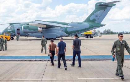 Terceiro avião trazendo brasileiros de Israel chega ao Brasil