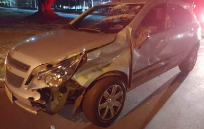 Entregador fica ferido ao bater em carro em cruzamento