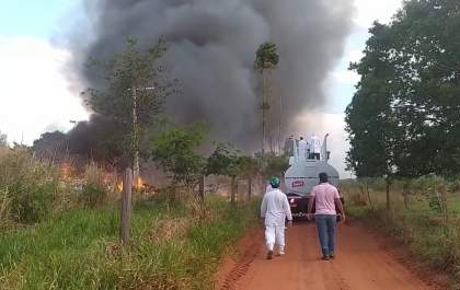 Fumaça no céu de Andradina alerta sobre incêndio em ferro velho