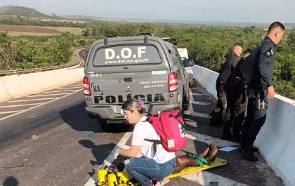Policiais do DOF socorrem vítima de acidente na Serra de Maracaju