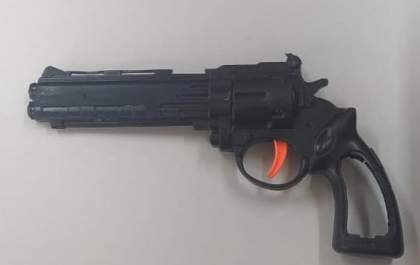 Aluno entra com simulacro de arma em escola e mobiliza a PM
