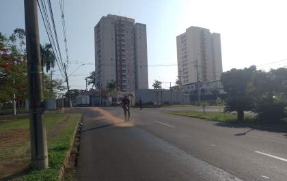 Motociclista sofre fratura na perna ao cair com moto em óleo