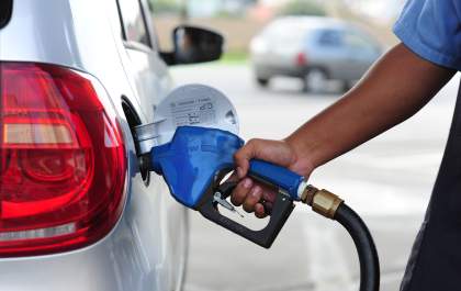 Gasolina fica mais barata e diesel aumenta para as distribuidoras a partir de hoje