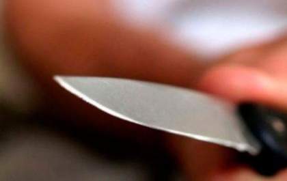Homem é preso após esfaquear a enteada adolescente e o namorado dela