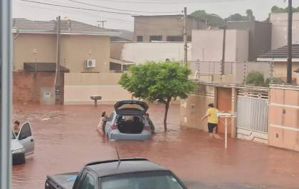 Forte chuva deixa rastro de destruição em Andradina