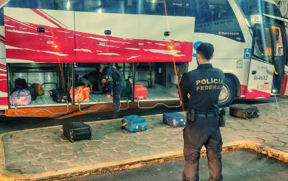 Canil da PM e Polícia Federal realizam fiscalização na Rodoviária de Três Lagoas