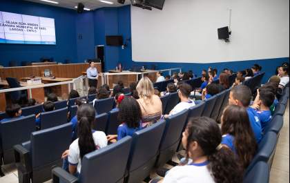 Câmara recebe visita guiada de alunos de escola municipal