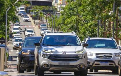 Prazo para licenciar veículos com placa final 0 termina na terça-feira