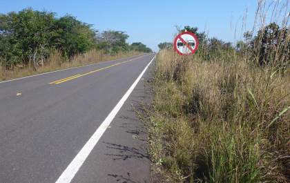 Motorista invade pista e morre em Água Clara