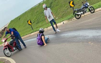 Óleo no asfalto volta a provocar queda de motociclistas em Araçatuba