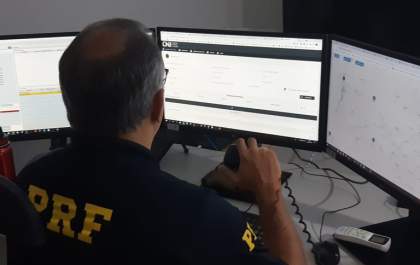 PRF cumpre mandado de prisão e prende passageiro de ônibus na BR 116