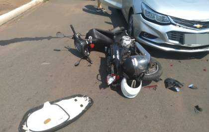Carro colide com moto próximo ao Monumento Japonês na Avenida Rosário Congro