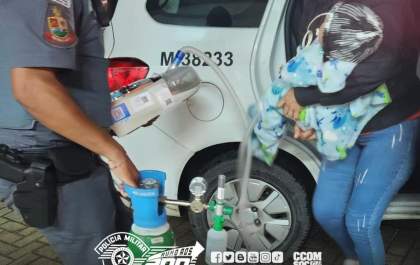 PM chega a tempo para recarregar a bateria de equipamento que mantém bebê respirando