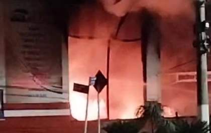 Incêndio destrói oficina na madrugada deste domingo