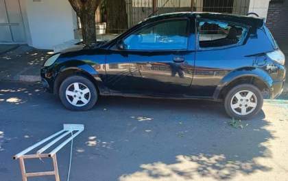 Homem é preso após invadir comércio, agredir vítima com ferro e quebrar carro