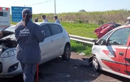 Carro cruza canteiro central e bate em viatura da polícia na Rondon