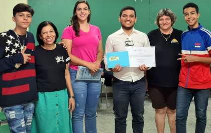 Estudantes doam à Santa Casa dinheiro obtido com venda de lacres de alumínio