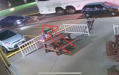 Homem deixa carro na fila, ao retornar é levado por ônibus. Veja vídeo
