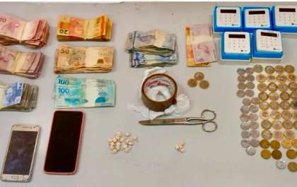 Polícia Militar prende mulher por tráfico
