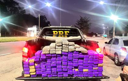 PRF apreende 100 kg de maconha em ônibus de turismo