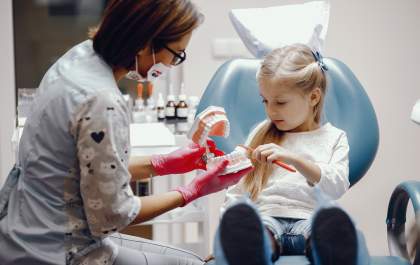 Especialista fala sobre os principais cuidados com os dentes durante a infância