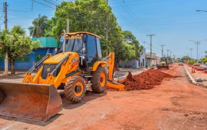 Obras de implantação do novo sistema de esgoto de Selvíria avançam pela Avenida João Selvírio