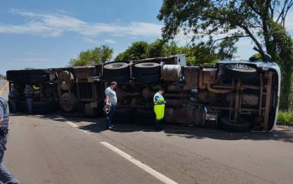 Carreta tomba próximo ao trevo de Castilho, motorista sai ileso