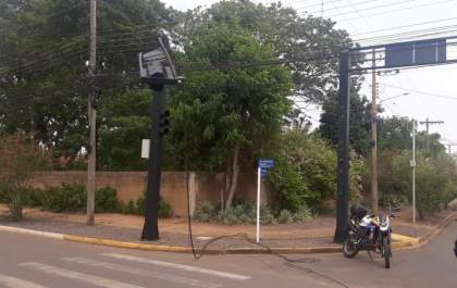 Caminhão derruba conjunto de semáforo na Avenida Clodoaldo Garcia