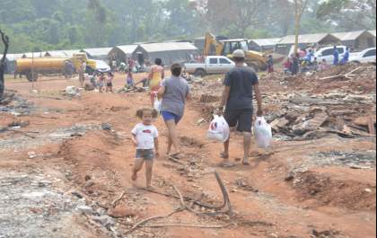 Exército entra em ação e monta 14 tendas para abrigar vitimas&nbsp; do incêndio em favela da Capital