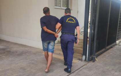 Homem é detido pela Guarda Municipal após ser flagrado nu em banheiro de loja no calçadão