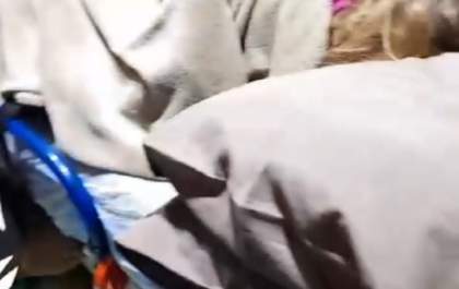 Criança com cardiopatia viaja em chão de ambulância com mais 3 pacientes e a mãe