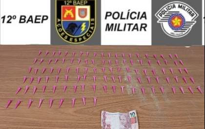Jovem é preso pela PM com mais de 100 porções de cocaína
