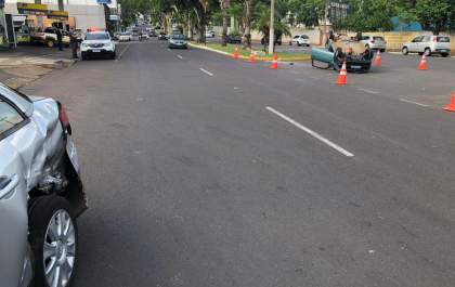Carro capota após colisão na avenida Brasília